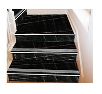 Marches d'escalier en porcelaine de luxe haut de gamme, design ferme, rayures bleues et noires, finition mate, antidérapantes, ACCENTS, brique réfractaire, villa