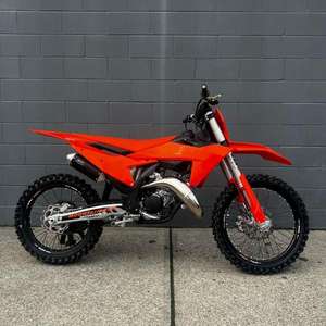 Motocicleta de motocross KTM 125 SX de 124.8 cc y 2 tiempos, nueva en stock, a la venta. - Product Image 2