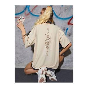 Maglietta da donna a maniche corte Oversize con motivo luna color crema - Product Image 1