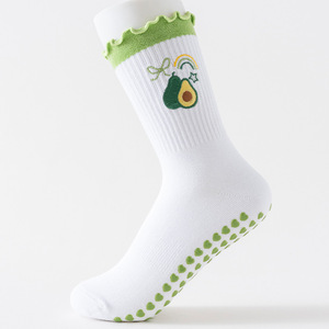 ถุงเท้าพิลาทิสแบบมีจีบขอบ พร้อมลายปักอะโวคาโดสีรุ้งน่ารักและโบว์ รองรับ OEM/ODM ขายส่งถุงเท้าโยคะและบาร์เร่ - Product Image 2