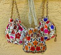 Sac à cordon en soie brodé de créateur ethnique indien en gros Sac à main Pochette de retour Sac à monnaie cadeau au meilleur prix