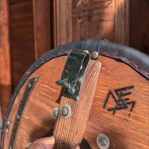 Nouveau bouclier en bois lourd de conception unique professionnel rond médiéval fabrique un bouclier de couteaux Viking sur mesure - Product Image 2