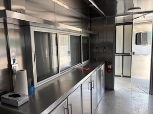 Remorque alimentaire légèrement utilisée de 20' 8.5' (avec plateau de fumage de 5') pour la restauration et le barbecue - Product Image 2