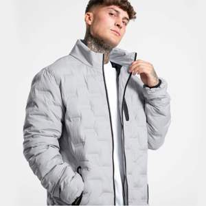 Elegante Chaqueta larga para hombre con ajuste cómodo y material resistente al agua para protección contra todo tipo de clima - Product Image 5