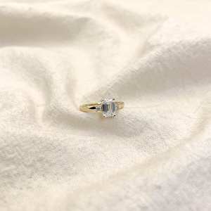 Bague de fiançailles CZ coupe émeraude 5x7mm avec pierres latérales rondes or Solitaire bijoux d'anniversaire de mariage de mariée - Product Image 3