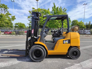 รถยกดีเซล CAT แบบ 4 ล้อ ยางกันลื่น ยกได้ถึง 3 ตัน พร้อมส่งสำหรับคลังสินค้าและลานจัดเก็บ - Product Image 6