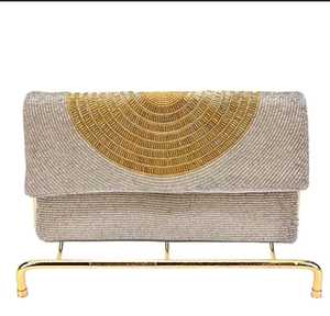 กระเป๋าคลัทช์ผ้าฝ้ายประดับลูกปัดเม็ดสีทองเมทัลลิกหรูหรา - Product Image 4