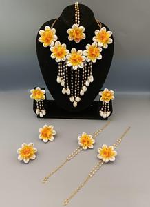 Hermoso conjunto de joyas de flores artificiales para Haldi Mehndi y conjunto de collar de flores nupciales con pendientes y cadena de mano para mujer - Product Image 2