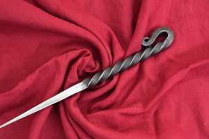 Cueilleur de nourriture Viking médiéval en acier inoxydable forgé à la main pour les fêtes d'enfants et les cadeaux Outil de bijoux forgé unique - Product Image 3