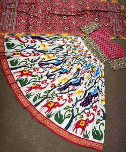 Lo último en tela de terciopelo de trabajo bordado pesado de diseñador Ne, Lehenga Choli nupcial para boda femenina india y ropa de matrimonio - Product Image 5