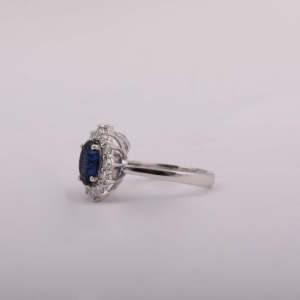 Anillo de compromiso de halo de corte ovalado de estilo clásico con diamante natural y piedra central de diamante de laboratorio azul oscuro joyería de moda de lujo - Product Image 3