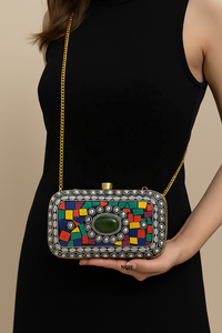 Pochette de soirée de luxe faite à la main en bois et résine, durable et écologique, motif à pois, sac à bandoulière avec chaîne, fermeture ouverte, logo personnalisé - Product Image 3