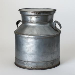 Boîte à lait galvanisée élégante avec poignée en cuir Artisanat artisanal offrant un accent décoratif pour les intérieurs - Product Image 4