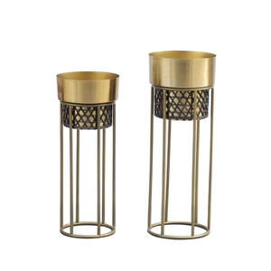 Juego de Dos Macetas de Metal Chapadas en Oro con Soporte para Decoración Interior y Exterior, Uso en Hoteles y Restaurantes, Maceta de Metal - Product Image 1