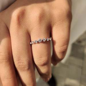 Bague demi-éternité en diamant rond, style sept pierres - Product Image 5
