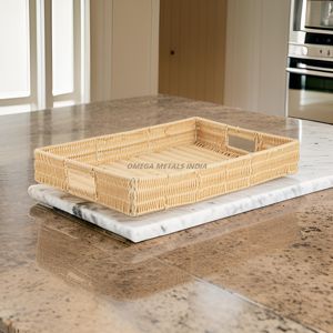 Elegante bandeja blanca de tres niveles con diseño elegante y mango de metal, ideal para presentar postres y aperitivos - Product Image 5