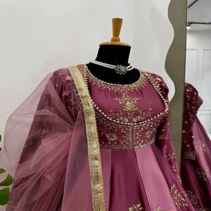 Luxueux ensemble de robe Anarkali en satin brodé avec séquence et fil, doublure en coton doux et dentelle travail Dupatta - Product Image 5