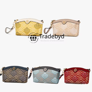 Pochette souple à fermeture éclair brodée tendance pour un style ethnique moderne par Tradebyd - Product Image 6
