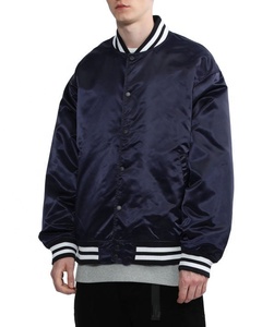 OEM personalizado de los hombres de la calle de estilo satinado Varsity chaquetas de béisbol ligero Acabado brillante con cierre a presión acanalado puños soporte - Product Image 1