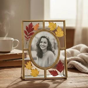 Marco de Fotos Doble de Latón con Cristal, Diseño Moderno y Simple, con Diseños Personalizados para Decoración de Mesa del Hogar - Product Image 1