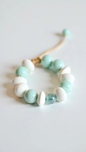 Bracelet en résine exquise transparente de petite taille et ensemble de boucles d'oreilles bijoux en acrylique faits à la main pour femmes et filles - Product Image 4