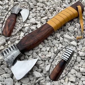 Hacha Vikinga Hecha a Mano de Acero con Alto Contenido de Carbono de Grado Industrial, Mango de Madera Natural, Funda de Cuero. Hacha Multiusos para Camping y Actividades al Aire Libre - Product Image 1