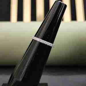 Impresionante Anillo de Eternidad de Diamantes de Acero Inoxidable, Anillo de Banda Único y Moderno Unisex para Regalo de Cumpleaños - Product Image 1