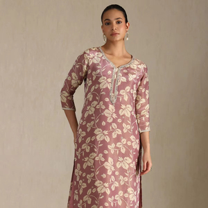 Kurti imprimé floral en tissu rose oignon avec un design élégant brodé Kurti et miroir - Product Image 1