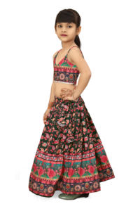 ชุดเลเฮนกาโชลีลายดอกไม้สีดำสำหรับเด็กผู้หญิง ยี่ห้อ Shoryam พร้อมเสื้อโชลีแบบไม่มีแขน กระโปรงพิมพ์ลายยาวถึงพื้น เหมาะสำหรับงานปาร์ตี้ - Product Image 5