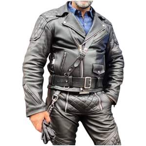 C'est une veste de motard en cuir noir pour homme et un pantalon en cuir assorti, avec des panneaux matelassés et une taille ceinturée. - Product Image 1