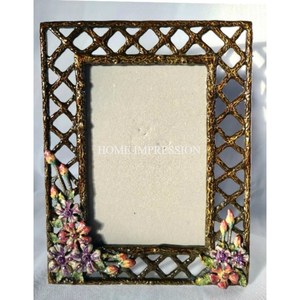 Magnifique cadre photo en métal de designer avec des détails complexes et uniques, parfait pour encadrer des portraits de famille ou des photos d'événements spéciaux - Product Image 5