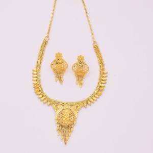 Venta al por mayor de collares cortos chapados en oro de 14K 18K 24K de moda, collares de formación rellenos de oro de latón, conjunto de joyas de diseño tradicional. - Product Image 1