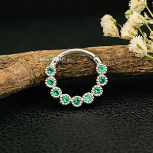 Lunette en or massif 14K Set Miligrain CZ Green Diamond Daith Piercing Fine Jewelry. - Product Image 4