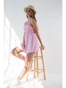 Robe mini rose à fines bretelles en mousseline coupe trapèze, décontractée pour l'été, simple, froncée, taille empire, encolure croisée, mignonne - Product Image 3