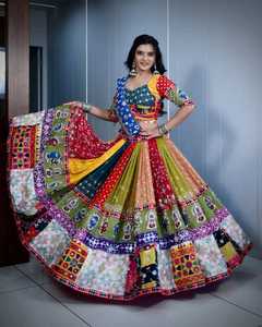 Superbe tenue de mariée Lehenga Choli pour femme Design traditionnel brodé avec Dupatta prêt à expédier parfait pour les mariages - Product Image 3