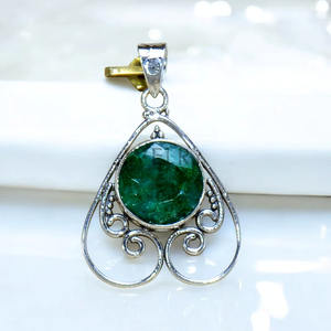 Vente en gros de pendentifs en argent sterling 925, bijoux fins avec pierres précieuses émeraude naturelles - Product Image 1