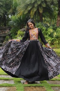 Vestido Anarkali DE TRABAJO estampado Gamthi de rayón puro de último diseñador de FabZone - Product Image 5