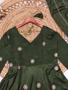 Magnifique tenue indienne moderne dans un ton foncé, Kurti de style Anarkali à séchage rapide pour les fêtes, avec dupatta assorti - Product Image 6