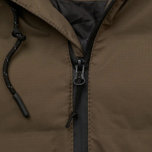 Arrivée d'hiver Veste matelassée à fermeture éclair de couleur marron pour hommes avec poches zippées sur le devant et capuche avec cordes à vendre - Product Image 4