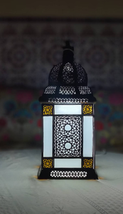 Lanterne en métal marocaine complexe avec des panneaux de verre vibrants Éclairage d'ambiance en métal fait à la main Décor à la maison élégant pour Noël - Product Image 3