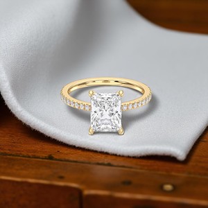 แหวนหมั้นเพชรสีทอง3.20กะรัตสร้างแหวนหมั้นทรงกลมที่ตัดด้วยความเน้นสีทองให้กับเธอ - Product Image 1