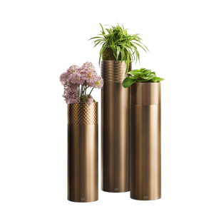 Vase décoratif en métal finition or premium pour la décoration intérieure contemporaine, pour la maison, l'hôtel et le bureau - Product Image 1