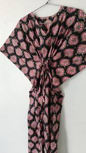 Caftán Floral de Algodón Indio Estampado a Mano, Talla Grande, Vestido Cómodo para Estar en Casa - Product Image 3