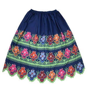 Falda con estampado de flores bordadas de algodón 100% diseño Isleño hawaiano Guam Micronesia de talla grande con diamantes de imitación - Product Image 1