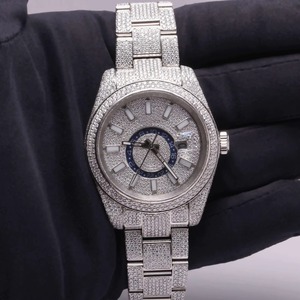 Reloj de pulsera de diamantes de acero inoxidable de plata elegante para mujer de excelente calidad con reloj de cuarzo de lujo de moda disponible para la venta - Product Image 4