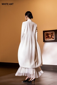 เสื้อโค้ทตัวยาวสีขาวสำหรับผู้หญิงเสื้อโค้ทเปิดลงปกเสื้อ OSWIN เสื้อโค้ทปลายแหลมพร้อมเข็มขัดผ้าคุณภาพสูงแบรนด์ท้องถิ่นที่หรูหรา - Product Image 5