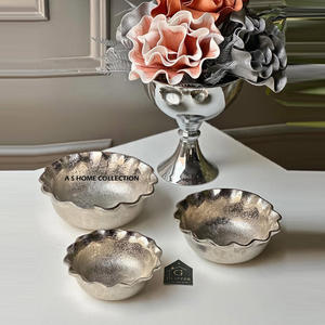 Bol de service et de décoration en aluminium moulé de forme irrégulière, couleur noire émaillée à l'extérieur et plaqué or à l'intérieur, parmi les plus vendus - Product Image 6