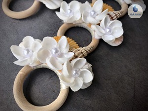 แหวนรองผ้าเช็ดปากเปลือกหอยธรรมชาติทำมือ และที่ใส่ผ้าเช็ดปากจากวัสดุธรรมชาติ ดีไซน์งานหวายขัดเงา เป็นมิตรกับสิ่งแวดล้อม จากเวียดนาม - Product Image 3