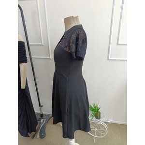 Robe courte en crêpe scintillant à manches courtes, col rond, détail col en V, 36110 - Noir - Product Image 6