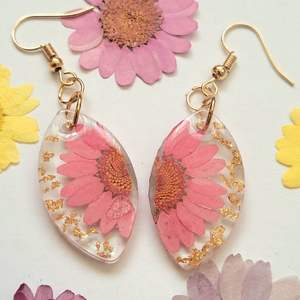 Pendientes de Resina Modernos Hechos a Medida con Diseño de Hojas Prensadas para Promoción de Marca Femenina a Precio de Fábrica - Product Image 3